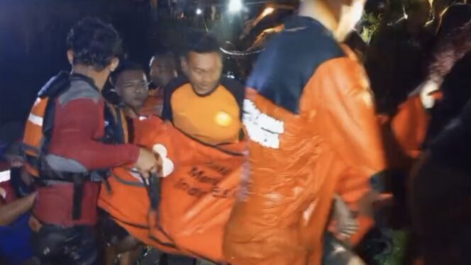 
					Petugas berhasil mengevakuasi jasad korban tenggelam di Embung Desa Purworejo, Kaliori, Kamis (19/2/2026) malam. Foto: dok BPBD Rembang/rembangsepekan.com