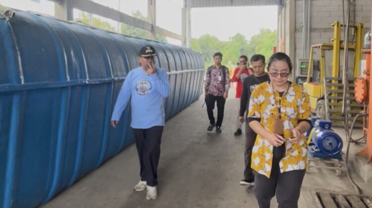 Bupati Rembang Harno melakukan Sidak ke pabrik pengolah ikan di Desa Banyudono, Kecamatan Rembang, Selasa (24/2). Foto: rembangsepekan.com