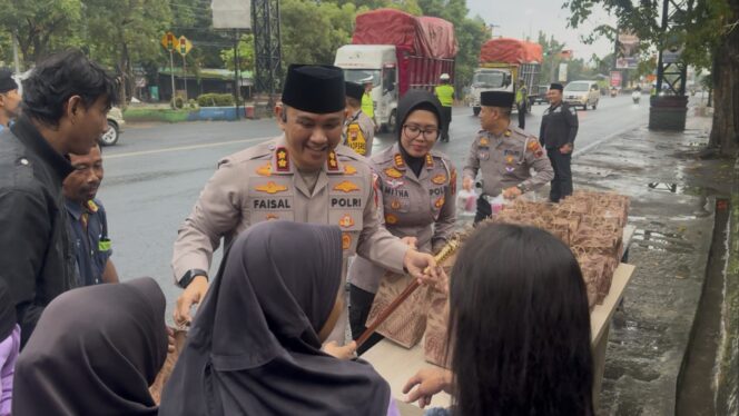 
					Polres Rembang bagi-bagi takjil gratis di depan Makolantas, Kamis (26/2/2026). Foto: rembangsepekan.com