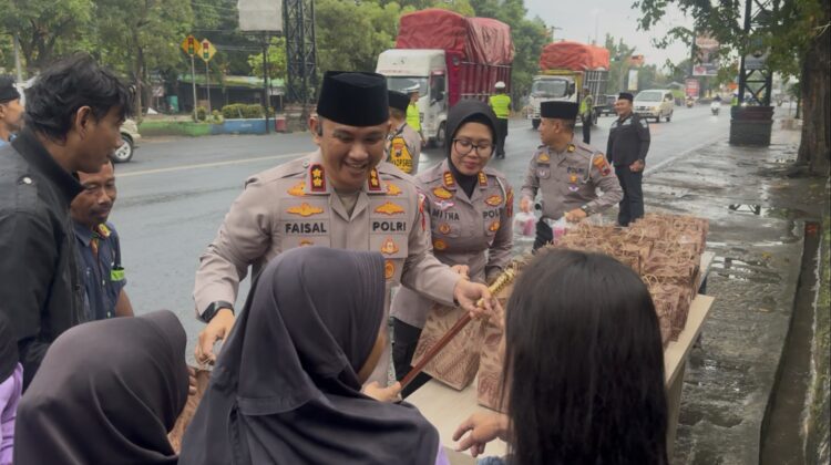 Polres Rembang bagi-bagi takjil gratis di depan Makolantas, Kamis (26/2/2026). Foto: rembangsepekan.com