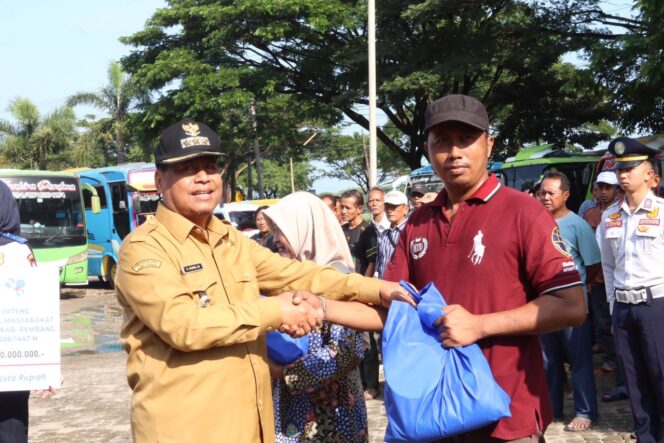 
					Pemkab Rembang menyalurkan bingkisan Lebaran berupa paket sembako kepada sopir angkutan umum Jukir, Senin (16/3/2026). Foto: rembangsepekan.com