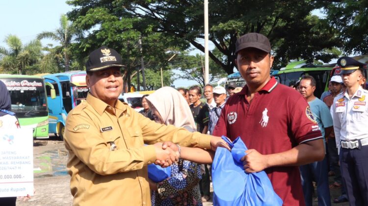 Pemkab Rembang menyalurkan bingkisan Lebaran berupa paket sembako kepada sopir angkutan umum Jukir, Senin (16/3/2026). Foto: rembangsepekan.com