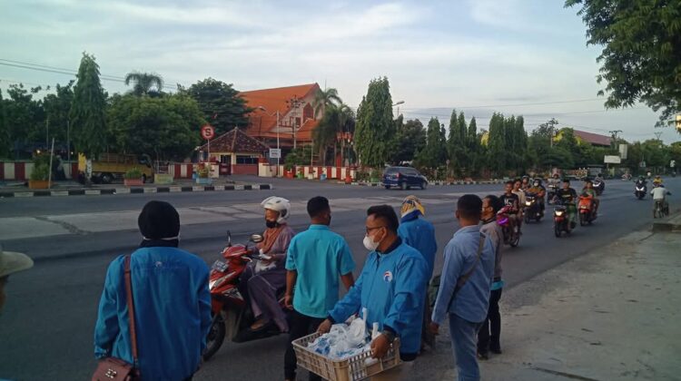 Borong Dagangan UMKM, Partai Gelora Rembang Bagikan Takjil Gratis ke Warga