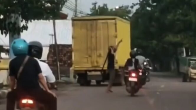 
					Foto tangkap layar video cekcok sopir boks dengan sopir trailer di Jalur Pantura Rembang.