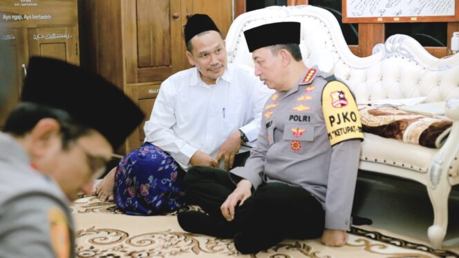 
					Suasana saat Kapolri Jenderal Polisi Listyo Sigit Prabowo sowan di rumah Gus Baha, Senin (16/3/2026) di Narukan, Kragan. Foto: rembangsepekan.com