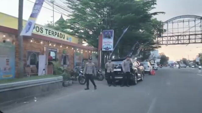 
					Posko Mudik Polres Rembang di Alun-alun sedialan makan gratis. Foto: rembangsepekan.com