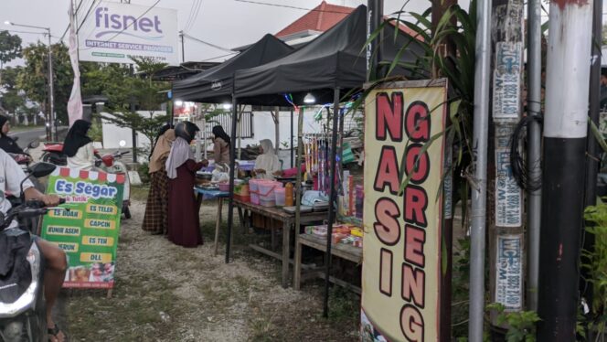 
					Pasar Ramadan di Kecamatan Sumber, Rembang. Foto: rembangsepekan.com