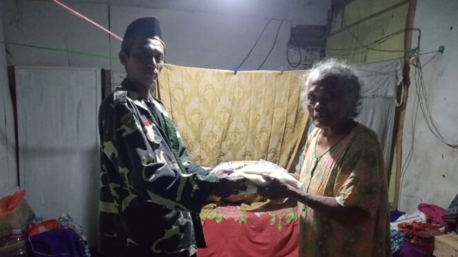 
					Ansor-Banser Kabupaten Rembang menyalurkan 120 paket beras kepada fakir miskin di sejumlah wilayah, Jumat (20/3/2026). Foto: rembangsepekan.com