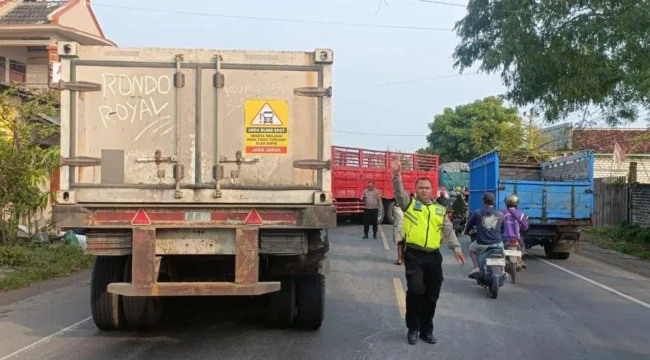 Kecelakaan lalu lintas di Jalur Pantura Kragan, Rembang, Senin (20/4/2026). Foto: rembangsepekan.com