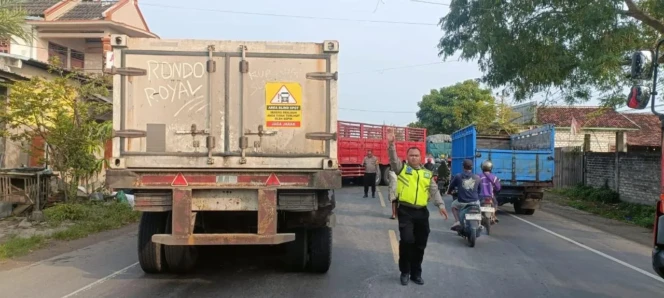 
					Kecelakaan lalu lintas di Jalur Pantura Kragan, Rembang, Senin (20/4/2026). Foto: rembangsepekan.com