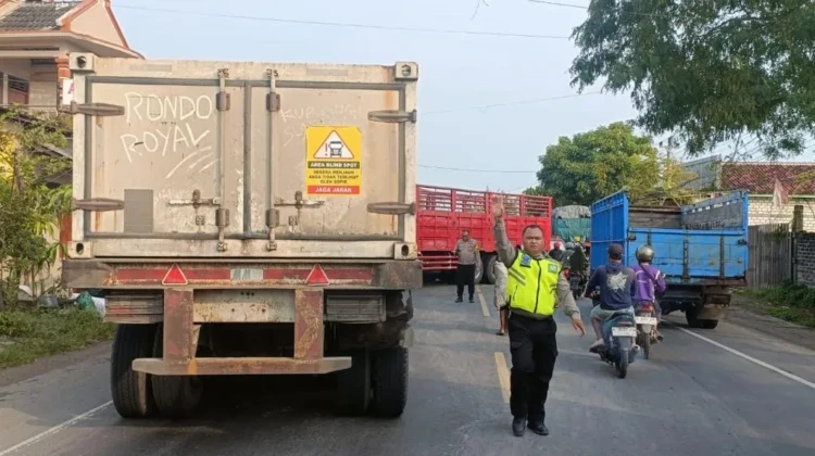 Kecelakaan lalu lintas di Jalur Pantura Kragan, Rembang, Senin (20/4/2026). Foto: rembangsepekan.com