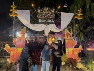 Pengukuhan Sanggar Seni Barongan di halaman Sanggar Baraloka, di Kecamatan Sumber, Kamis malam (02/04/2026). Foto: rembangsepekan.com