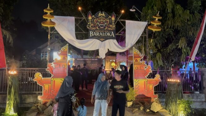 
					Pengukuhan Sanggar Seni Barongan di halaman Sanggar Baraloka, di Kecamatan Sumber, Kamis malam (02/04/2026). Foto: rembangsepekan.com