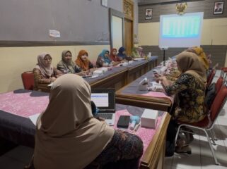 Petugas dari Dinas Kesehatan Rembang tengah melakukan rapat untuk membahas terkait kasus campak, Selasa (7/4/2026). Foto: rembangsepekan.com