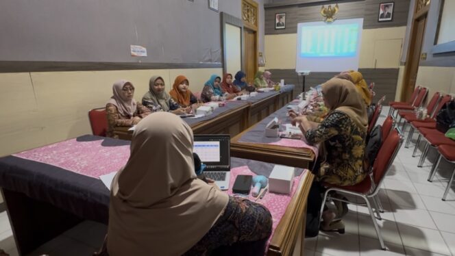 
					Petugas dari Dinas Kesehatan Rembang tengah melakukan rapat untuk membahas terkait kasus campak, Selasa (7/4/2026). Foto: rembangsepekan.com