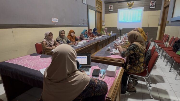 Petugas dari Dinas Kesehatan Rembang tengah melakukan rapat untuk membahas terkait kasus campak, Selasa (7/4/2026). Foto: rembangsepekan.com