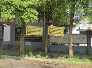 Suasana Desa Sumber, Sumber, Rembang mendadak ramai setelah sejumlah spanduk berisi kritik terpasang di titik-titik strategis, Senin (13/4/2026). Foto: rembangsepekan.com