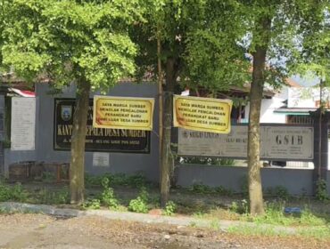 Suasana Desa Sumber, Sumber, Rembang mendadak ramai setelah sejumlah spanduk berisi kritik terpasang di titik-titik strategis, Senin (13/4/2026). Foto: rembangsepekan.com