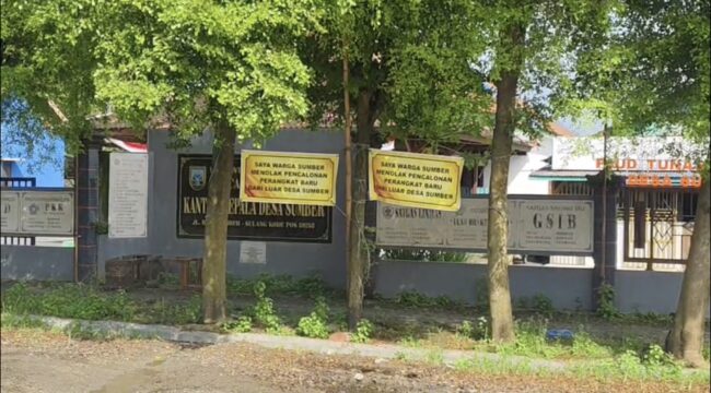 Suasana Desa Sumber, Sumber, Rembang mendadak ramai setelah sejumlah spanduk berisi kritik terpasang di titik-titik strategis, Senin (13/4/2026). Foto: rembangsepekan.com