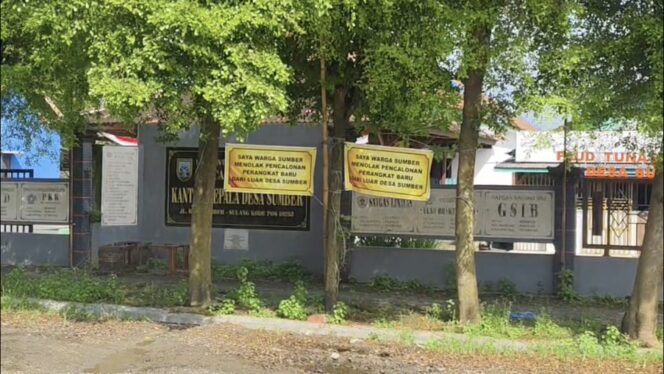 
					Suasana Desa Sumber, Sumber, Rembang mendadak ramai setelah sejumlah spanduk berisi kritik terpasang di titik-titik strategis, Senin (13/4/2026). Foto: rembangsepekan.com