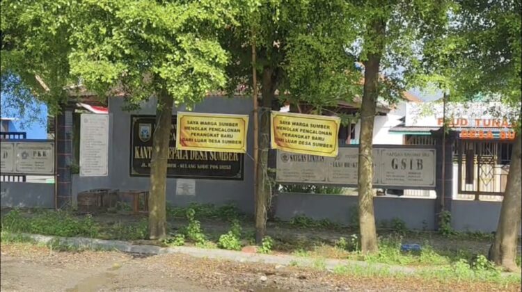 Suasana Desa Sumber, Sumber, Rembang mendadak ramai setelah sejumlah spanduk berisi kritik terpasang di titik-titik strategis, Senin (13/4/2026). Foto: rembangsepekan.com