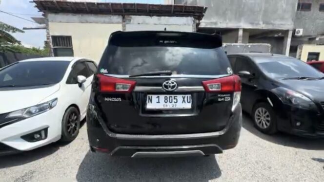 
					Toyota innova yang ditemukan warga Candimulyo, Sedan, kini diamankan polisi di Mapolres Rembang, Selasa (14/4/2026). Foto: rembabgsepekan.com