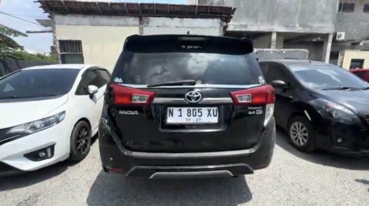 Toyota innova yang ditemukan warga Candimulyo, Sedan, kini diamankan polisi di Mapolres Rembang, Selasa (14/4/2026). Foto: rembabgsepekan.com