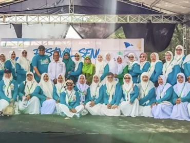 Harlah ke-76 Fatayat NU di Pantai Karangjahe, Minggu (19/4/2026). Foto: rembangsepekan.com