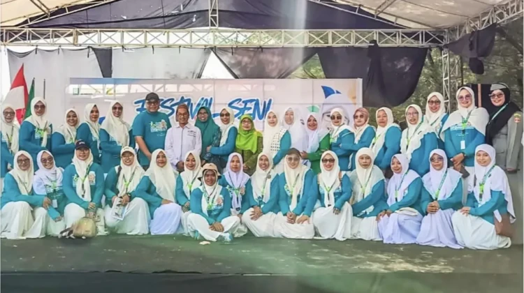 Harlah ke-76 Fatayat NU di Pantai Karangjahe, Minggu (19/4/2026). Foto: rembangsepekan.com