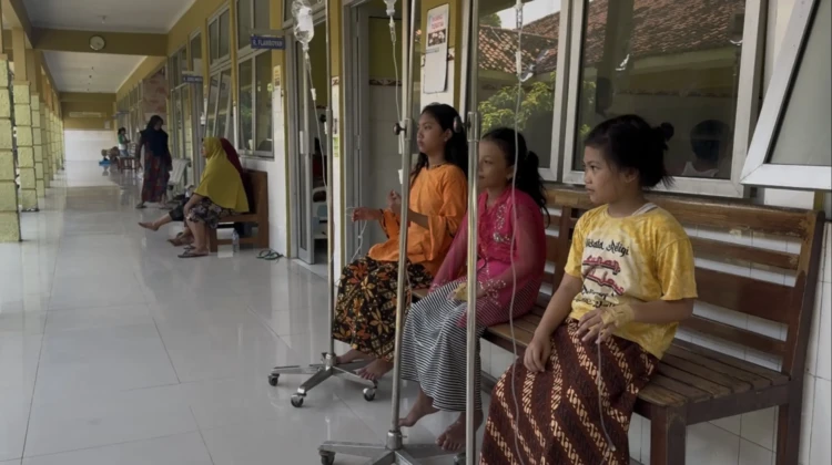 Puluhan Siswa SD di Kragan, Rembang diduga alami keracunan usai konsumsi MBG, Selasa (21/4/2025). Foto: rembangsepekan.com