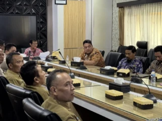 Rakor lintas OPD dan instansi terkait di Ruang Rapat Bupati, Selasa (28/4/2026), untuk membahas percepatan pembangunan KDKMP. Foto: rembangsepekan.com