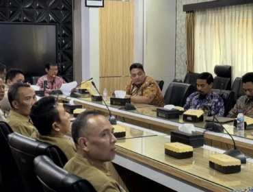 Rakor lintas OPD dan instansi terkait di Ruang Rapat Bupati, Selasa (28/4/2026), untuk membahas percepatan pembangunan KDKMP. Foto: rembangsepekan.com