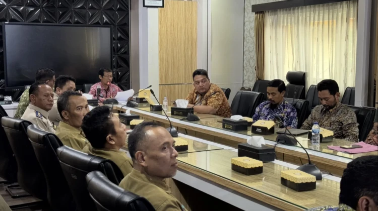 Rakor lintas OPD dan instansi terkait di Ruang Rapat Bupati, Selasa (28/4/2026), untuk membahas percepatan pembangunan KDKMP. Foto: rembangsepekan.com