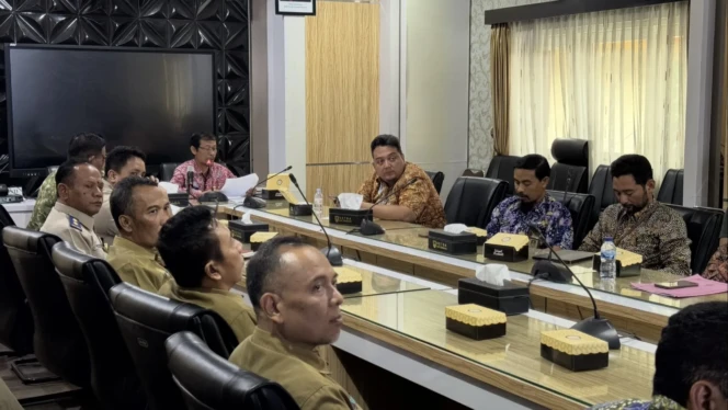 
					Rakor lintas OPD dan instansi terkait di Ruang Rapat Bupati, Selasa (28/4/2026), untuk membahas percepatan pembangunan KDKMP. Foto: rembangsepekan.com