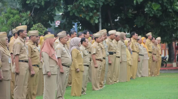 ASN Pemkab Rembang saat mengikuti apel. Foto: rembangsepekan.com