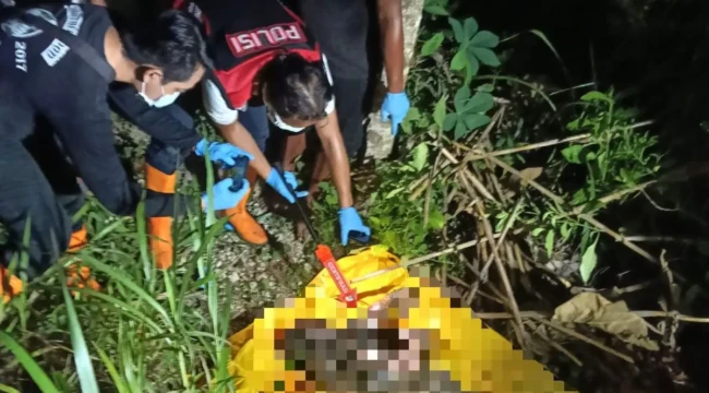 Polisi mengevakuasi mayat remaja terkubur di perkebunan Desa Gandrirojo, Sedan, Rabu (29/4/2026) petang. Foto: rembangsepekan.com