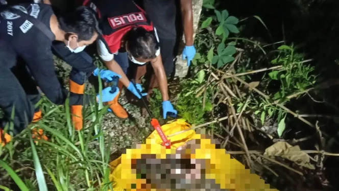 
					Polisi mengevakuasi mayat remaja terkubur di perkebunan Desa Gandrirojo, Sedan, Rabu (29/4/2026) petang. Foto: rembangsepekan.com