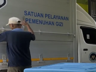 Distribusi makan Program Makan Bergizi Gratis (MBG) di SMPN 5 Rembang. Foto: rembangsepekan.com