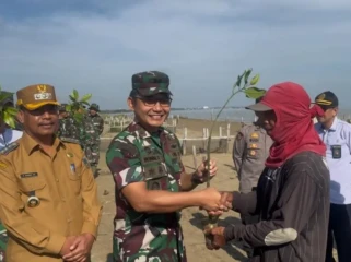 Bupati Rembang Harno bersama jajaran TNI AD menanam sekitar 1.000 pohon mangrove di kawasan Hutan Mangrove Desa Pasarbanggi, Rembang, Senin (25/5/2026). Foto: rembangsepekan.com