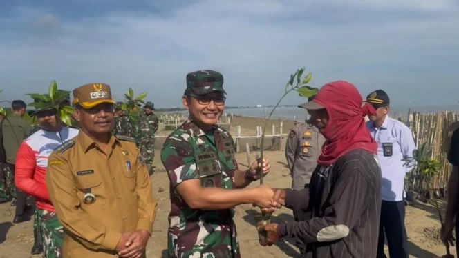 
					Bupati Rembang Harno bersama jajaran TNI AD menanam sekitar 1.000 pohon mangrove di kawasan Hutan Mangrove Desa Pasarbanggi, Rembang, Senin (25/5/2026). Foto: rembangsepekan.com