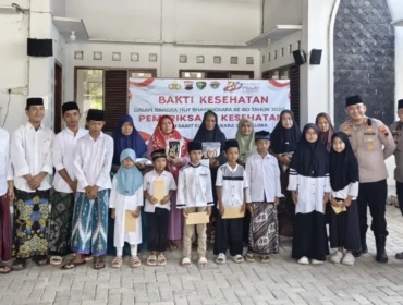 Polres Rembang bersama RS Bhayangkara dan Pondok Pesantren LP3IA Al-Quran Narukan menggelar bakti religi, bakti kesehatan, dan bakti sosial dalam rangka memperingati Hari Bhayangkara ke-80, Kamis (25/6/2026). Foto: rembangsepekan.com