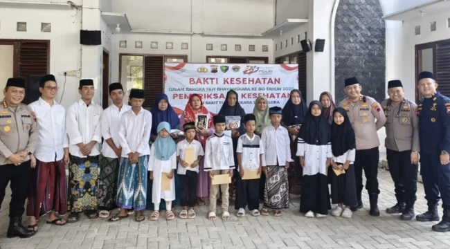 Polres Rembang bersama RS Bhayangkara dan Pondok Pesantren LP3IA Al-Quran Narukan menggelar bakti religi, bakti kesehatan, dan bakti sosial dalam rangka memperingati Hari Bhayangkara ke-80, Kamis (25/6/2026). Foto: rembangsepekan.com