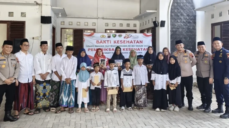 Polres Rembang bersama RS Bhayangkara dan Pondok Pesantren LP3IA Al-Quran Narukan menggelar bakti religi, bakti kesehatan, dan bakti sosial dalam rangka memperingati Hari Bhayangkara ke-80, Kamis (25/6/2026). Foto: rembangsepekan.com