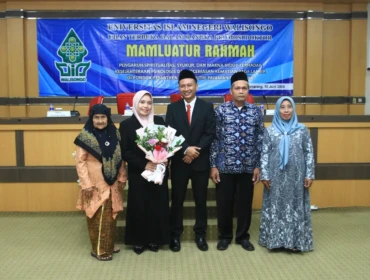 Keterangan Foto: Doktor Mamluatur Rahmah (dua dari kanan) setelah selesai ujian promosi doktor melakukan foto bersama dengan keluarga.