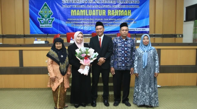 Keterangan Foto: Doktor Mamluatur Rahmah (dua dari kanan) setelah selesai ujian promosi doktor melakukan foto bersama dengan keluarga.