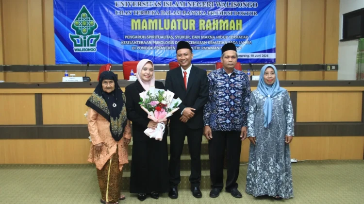 Keterangan Foto: Doktor Mamluatur Rahmah (dua dari kanan) setelah selesai ujian promosi doktor melakukan foto bersama dengan keluarga.