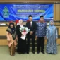 Keterangan Foto: Doktor Mamluatur Rahmah (dua dari kanan) setelah selesai ujian promosi doktor melakukan foto bersama dengan keluarga.