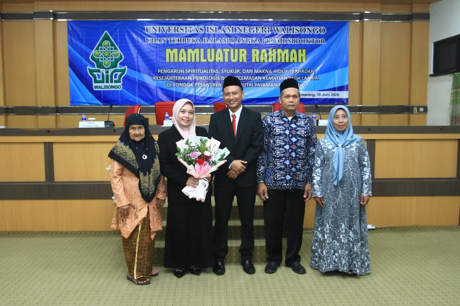 Keterangan Foto: Doktor Mamluatur Rahmah (dua dari kanan) setelah selesai ujian promosi doktor melakukan foto bersama dengan keluarga.