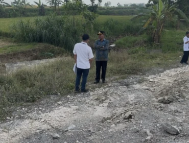 Bupati Rembang Harno bersama Dinas Pekerjaan Umum dan Penataan Ruang (DPUTaru) meninjau langsung lokasi longsor pada Rabu (10/6/2026). Foto: rembangsepekan.com