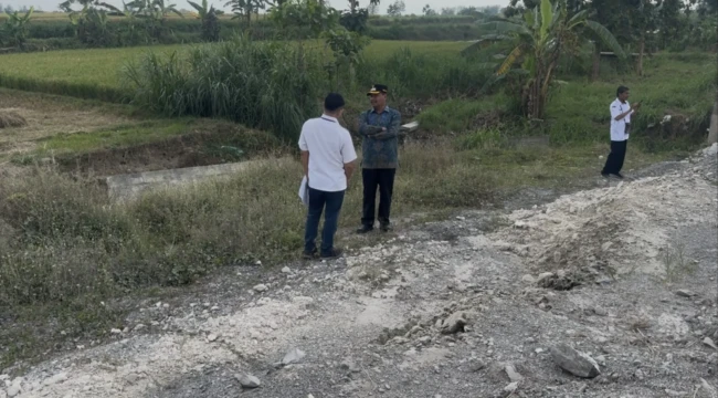 Bupati Rembang Harno bersama Dinas Pekerjaan Umum dan Penataan Ruang (DPUTaru) meninjau langsung lokasi longsor pada Rabu (10/6/2026). Foto: rembangsepekan.com